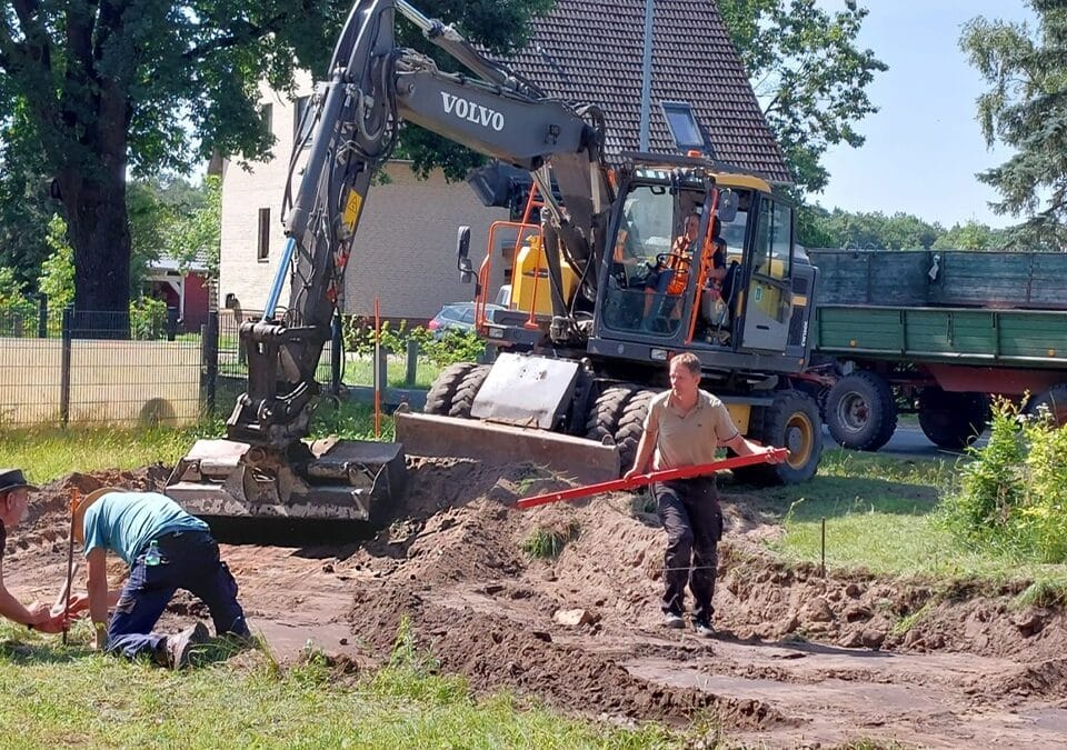 Erste Arbeiten für eine Boulebahn